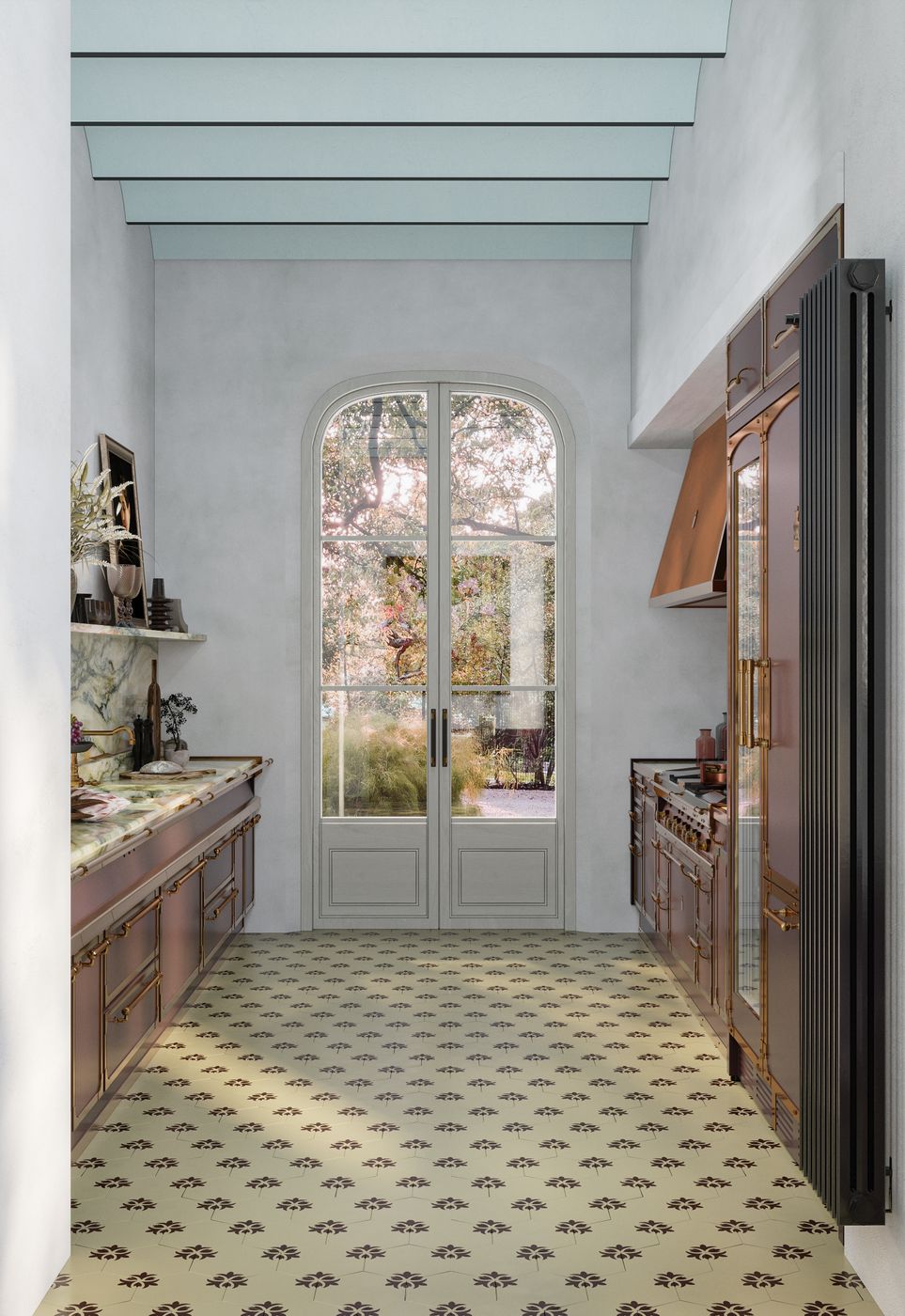 Villa Rosa · Барселона — кухня с латунной фурнитурой и арочной дверью в сад
